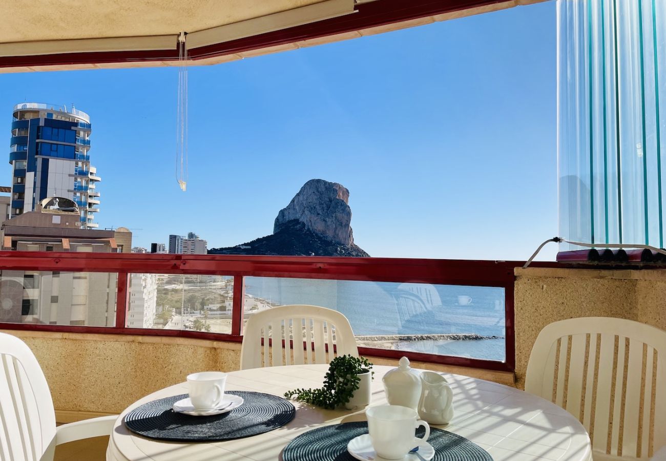 Mesa de la terraza para comer con vistas al Peñón de Ifach