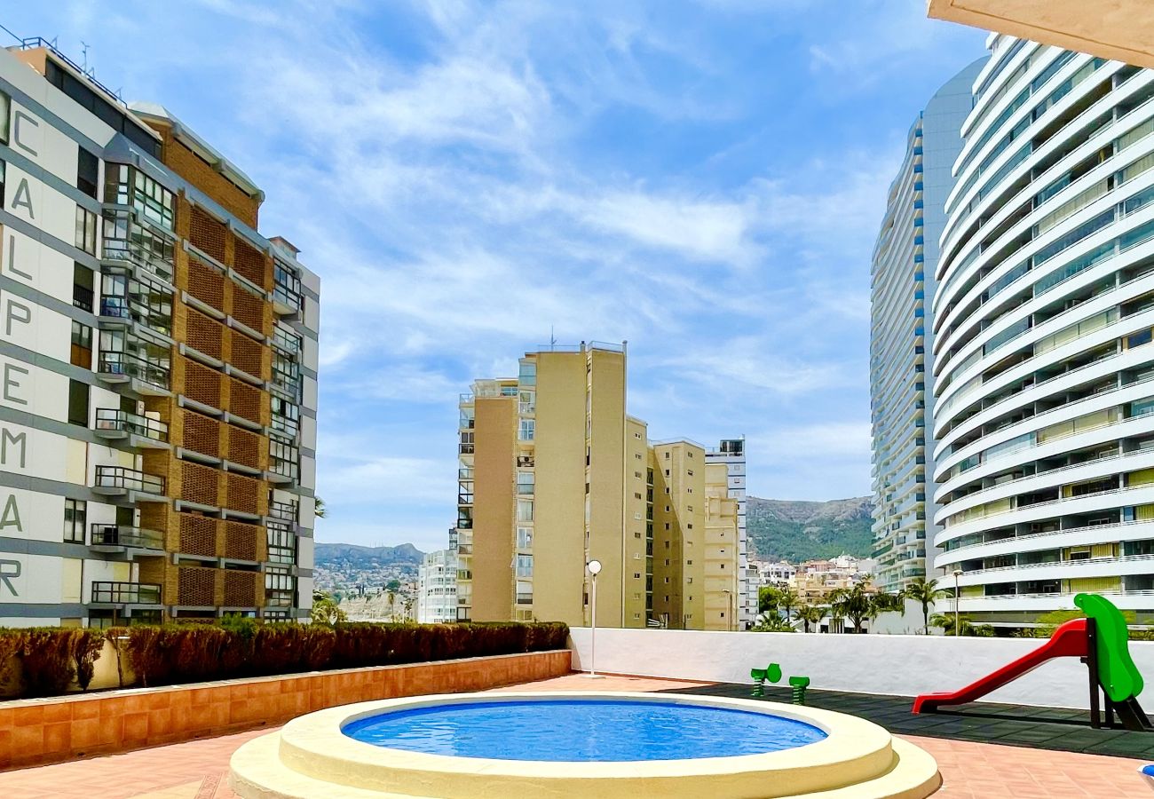 Piscina exterior infantil y parque infantil 